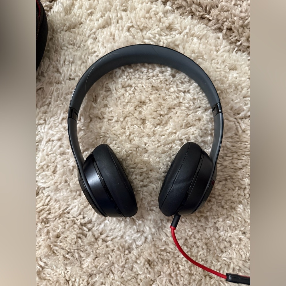 Beats by Dre Solo2 Wired Headphones​ - Picture 3 of 7